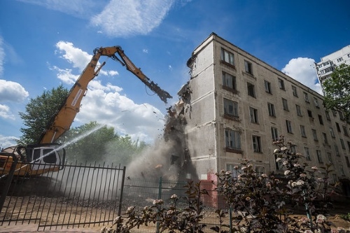 Демонтаж и снос пятиэтажных домов в городах России